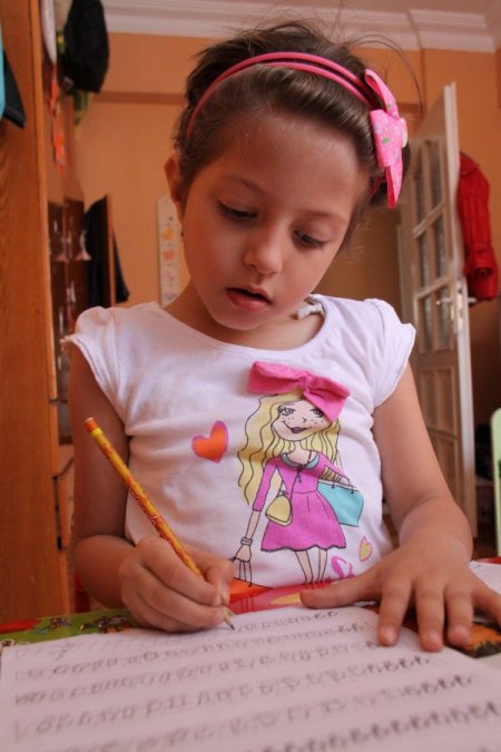 Çocuğunuza ev ödevini zorlayarak değil, eğlendirerek yaptırın