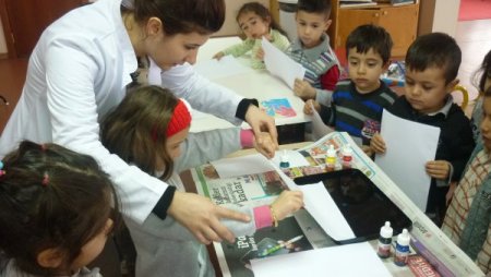 Çocuk Kulübü üyeleri ebru yapmayı öğrendi