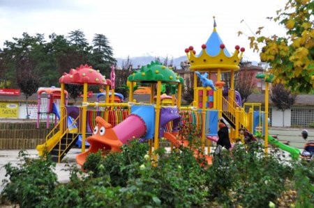 Çocuk parkları, yeni oyun grupları ile donatılıyor
