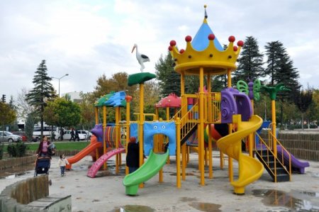Çocuk parkları, yeni oyun grupları ile donatılıyor
