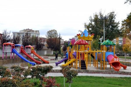 Çocuk parkları, yeni oyun grupları ile donatılıyor