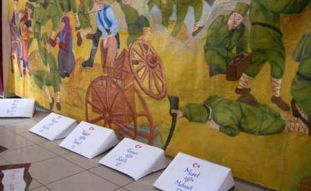 Çocuk şehitlerin mezar taşları sergiyi gezenleri duygulandırdı