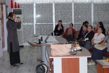 Çocuk sevgiyi çevreden değil aileden almalı