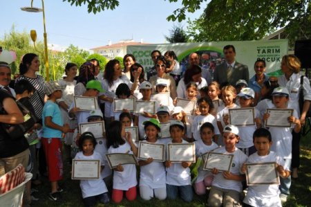 Çocuk Tarım Kampı'na Katılan Öğrenciler Sertifikalarını Aldı