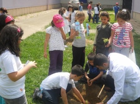 Çocuk ve Kültür Dergisi Gonca'dan herkese çam fidanı