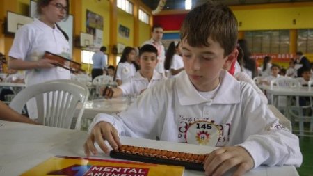 Çocuklar, Mental Aritmetik Olimpiyatları'nda yarışıyor