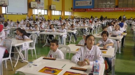 Çocuklar, Mental Aritmetik Olimpiyatları'nda yarışıyor