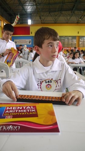 Çocuklar, Mental Aritmetik Olimpiyatları'nda yarışıyor