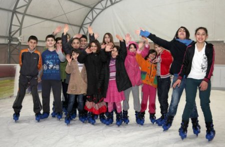 Çocuklar, Sömestrın Keyfini Buz Pateni İle Çakarıyor