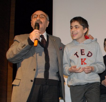 'Çocuklar, şövalye olup Turgut Reisi öldürüyor ve oyunu kazanıyor'