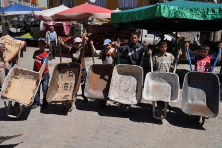 Çocuklar, Tatilde Yük Taşıyarak Harçlık Çıkarıyor