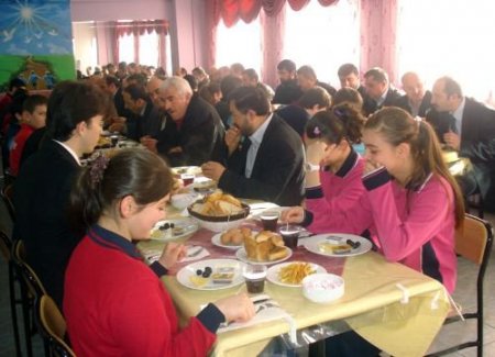 Çocuklar Babaları İle Kahvaltıda Buluşuyor