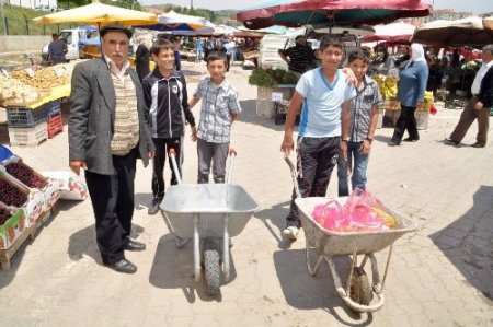 Çocuklar el arabasıyla haçlıklarını kazanıyor
