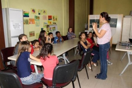 Çocuklar fotoğraf çekmesini öğreniyor