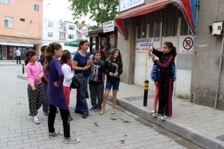 Çocuklar fotoğraf çekmesini öğreniyor