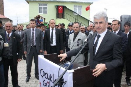 Çocuklar gülsün diye 14'üncü okulu Kars'ta açtı