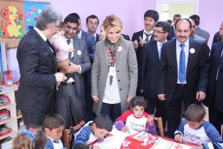 Çocuklar gülsün diye 14'üncü okulu Kars'ta açtı