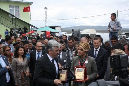 Çocuklar gülsün diye 14'üncü okulu Kars'ta açtı
