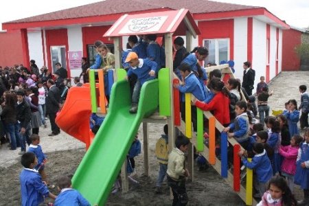 Çocuklar gülsün diye 14'üncü okulu Kars'ta açtı
