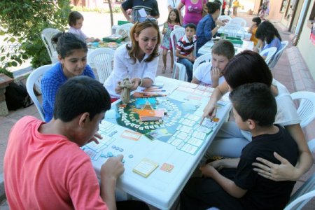Çocuklar haklarını kutu oyunu ile öğreniyor