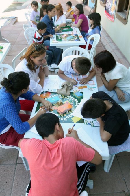 Çocuklar haklarını kutu oyunu ile öğreniyor