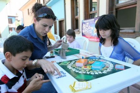Çocuklar haklarını kutu oyunu ile öğreniyor