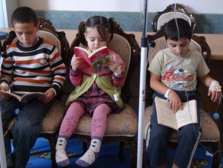 Çocuklar Kollarında Serumla Kitap Okuyor