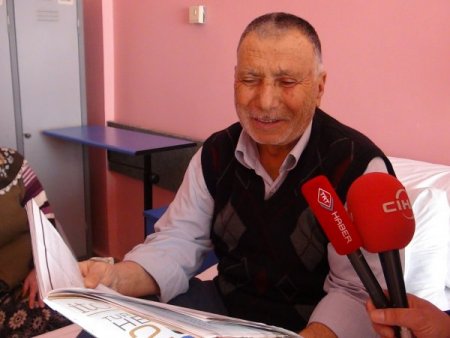 Çocuklar Kollarında Serumla Kitap Okuyor