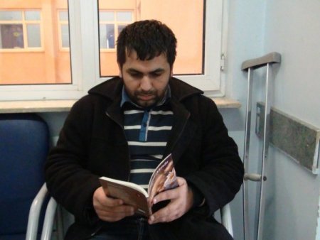 Çocuklar Kollarında Serumla Kitap Okuyor