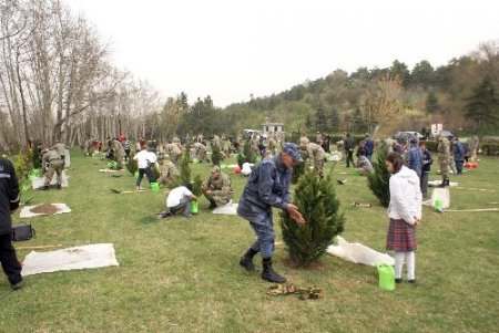 Çocuklar Mehmetçikle birlikte Anıtkabir’e fidan dikti