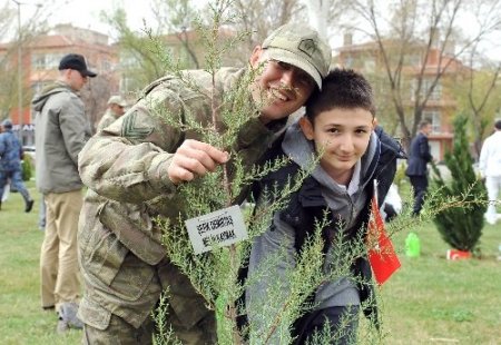 Çocuklar Mehmetçikle birlikte Anıtkabir’e fidan dikti