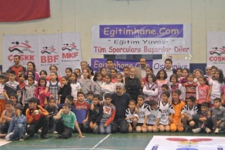 Çocuklar mendil kapmaca ve seksek oynadılar
