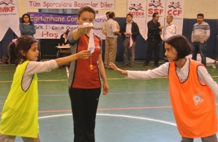 Çocuklar mendil kapmaca ve seksek oynadılar