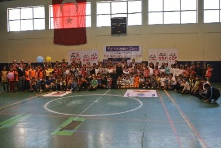 Çocuklar mendil kapmaca ve seksek oynadılar