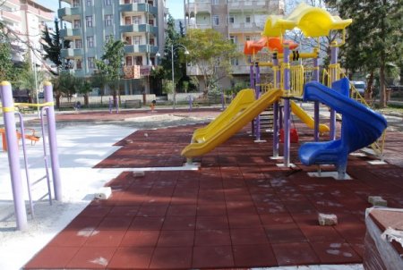 Çocuklar Sakatlanmasın Diye Parkların Zemini Kauçukla Döşendi