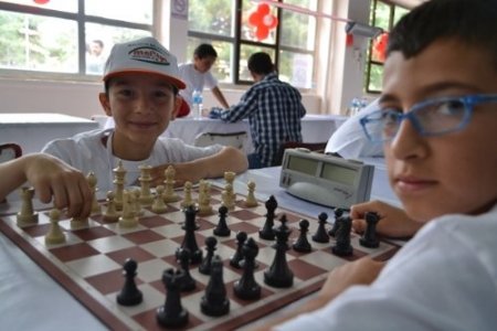 Çocuklar satrançta stratejilerini yarıştırdı
