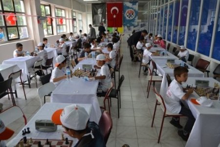 Çocuklar satrançta stratejilerini yarıştırdı
