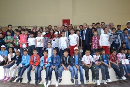 Çocuklar satrançta stratejilerini yarıştırdı