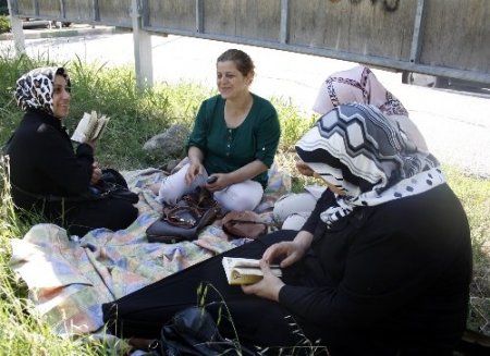 Çocuklar sınava girdi, anneler dua etti