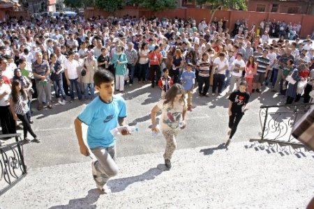 Çocuklar sınavda, aileleri bahçede terledi