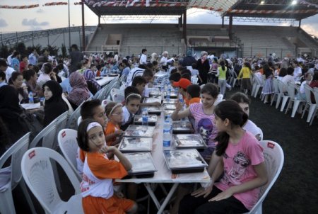 Çocuklar Stadyumdaki İftar Yemeğinde Buluştu