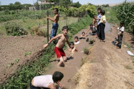 Çocuklar Su Kanallarında, Büyükler Camilerde Serinliyor