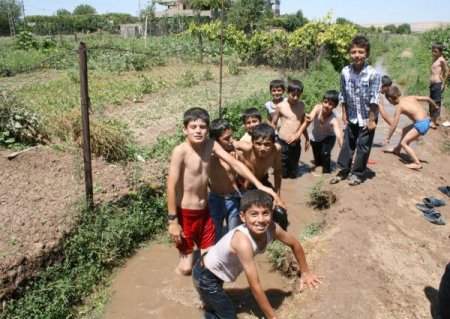 Çocuklar Su Kanallarında, Büyükler Camilerde Serinliyor