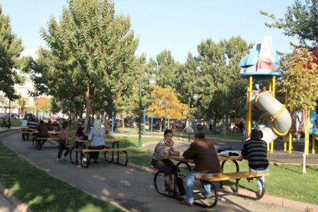 Çocuklar zarar görmesin diye demir oyun grupları plastikle değiştiriliyor