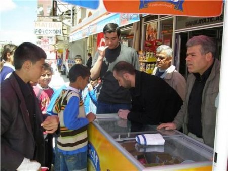 Çocuklara 5 Bin Adet 23 Nisan Dondurması Dağıttı