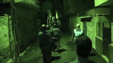 Çocuklara eylem yaptırıp sokakta esrar satmışlar!