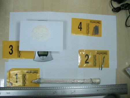 Çocuklara eylem yaptırıp sokakta esrar satmışlar!