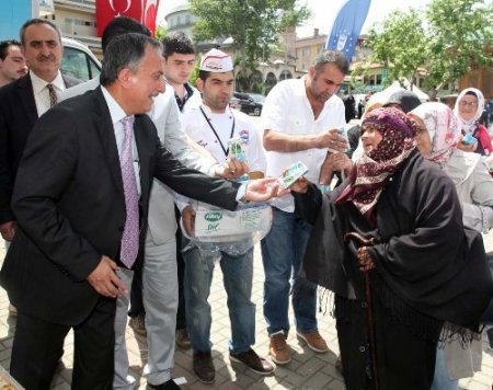 Çocuklara süt, büyüklere ayran dağıttılar