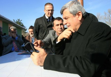 Çocukları Laptop Sahibi Yapan Karaosmanoğlu Teknolojiyi Yakından Takip Ediyor