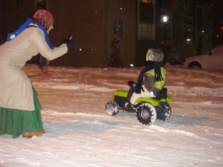 Çocukların 'Akülü Arabalı' Kar Keyfi